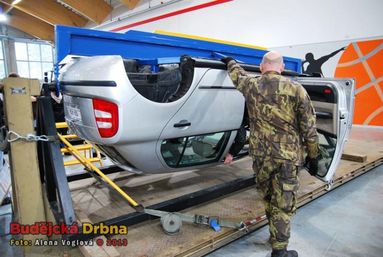 Armáda učila návštěvníky, jak se dostat z auta při havárii