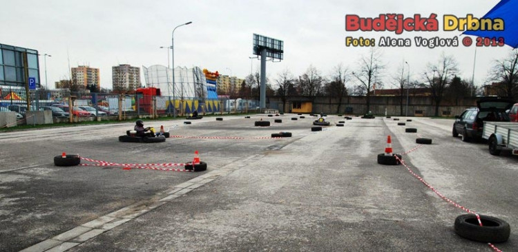 Bylo možné si zajezdit na motokárách