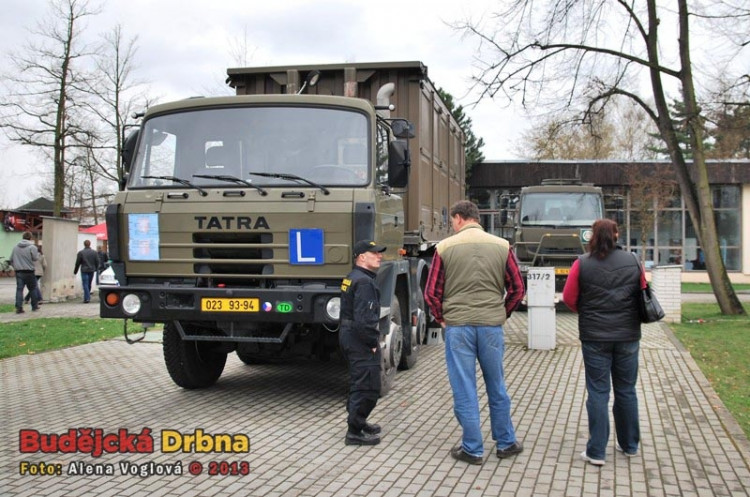 K vidění byly i vozy armády