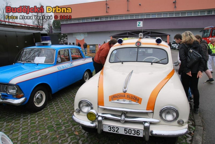 Na jedné straně stála veteránská auta, na druhé špičkové vozy dnešní záchranné služby