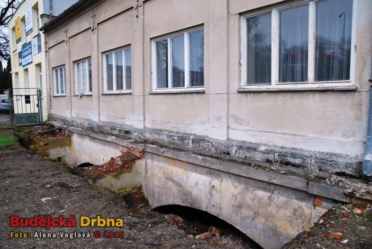 Budova u Vodárenské věže měla dříve mlýnské kolo a pod ní tekly dva kanály vody