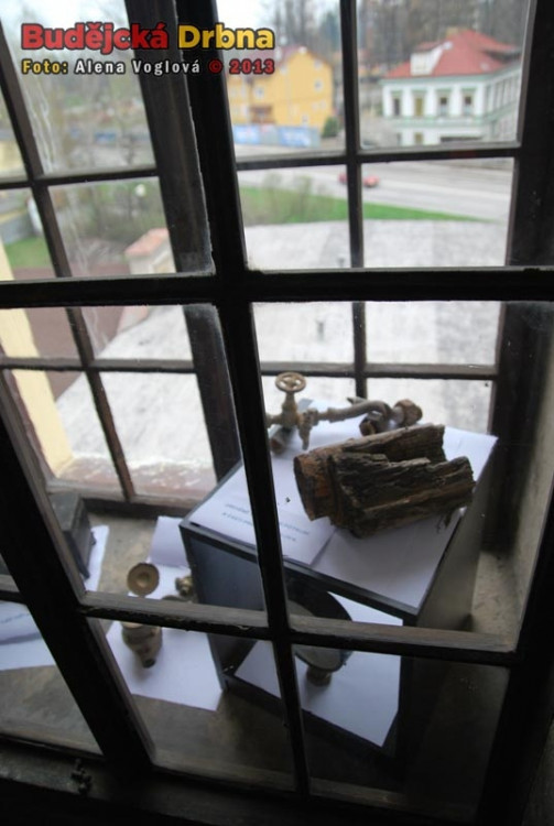 Kousek z dřevěného potrubí, které se dřív používalo