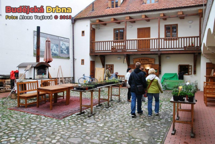 Na dvoře Domu U Beránka se prodávaly květiny