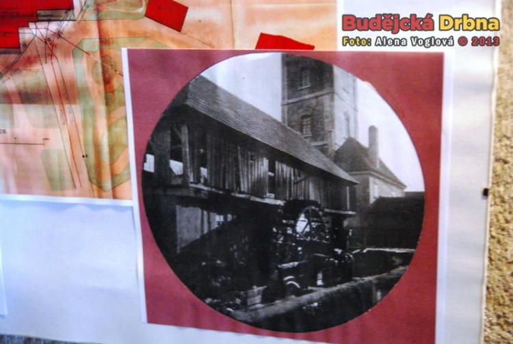 Pohled na mlýn, který dřív u věže fungoval