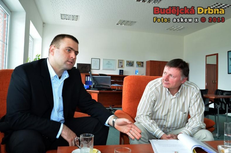 Václav Král, člen dozorčí rady Jihočeského letiště a.s., a Ladislav Ondřich, ředitel letiště (zleva)