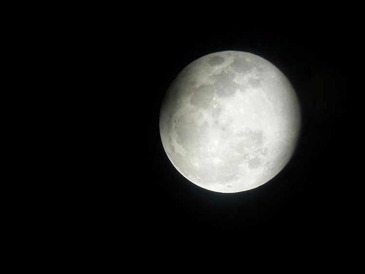 Snímek byl pořízen přes dalekohled mobilem. Foto: Pavel Sládek