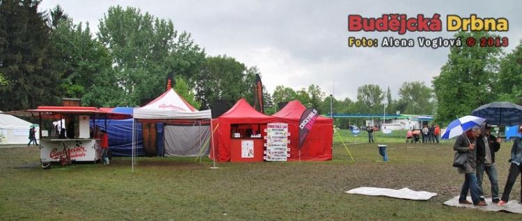 Stánkaři smutně hleděli na prázdný areál