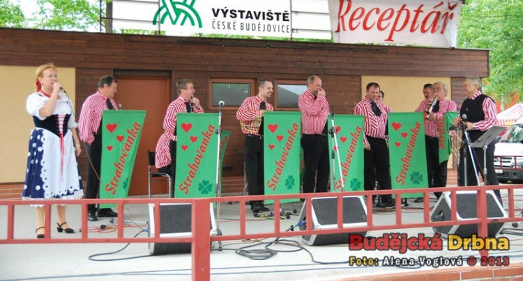 Dechovka hrála k odpočinku u stánků