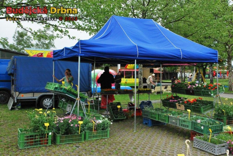 Prodejci si museli držet stánky, aby jim neuletěly