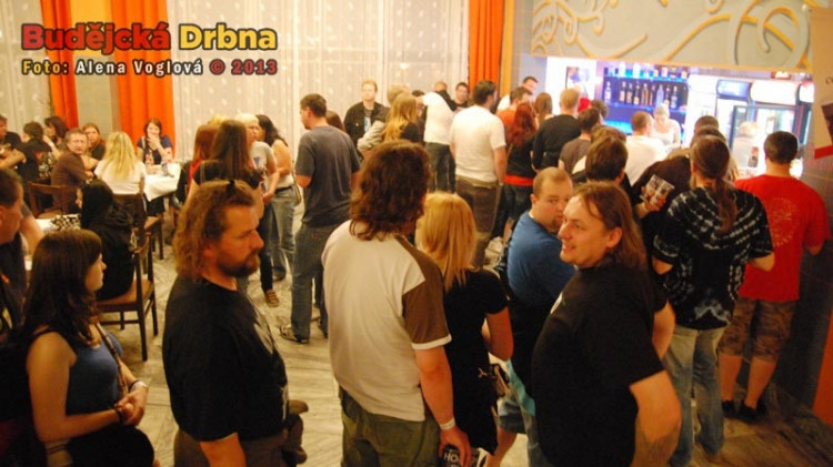 Fronta na pivo do stylových kelímků nebrala konce