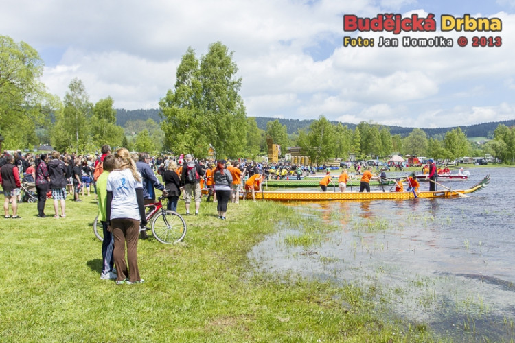 Závody Dračích lodí na Lipně 2013