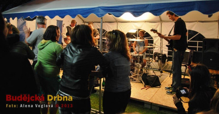 Hrálo se i v stanu vedle loděnice