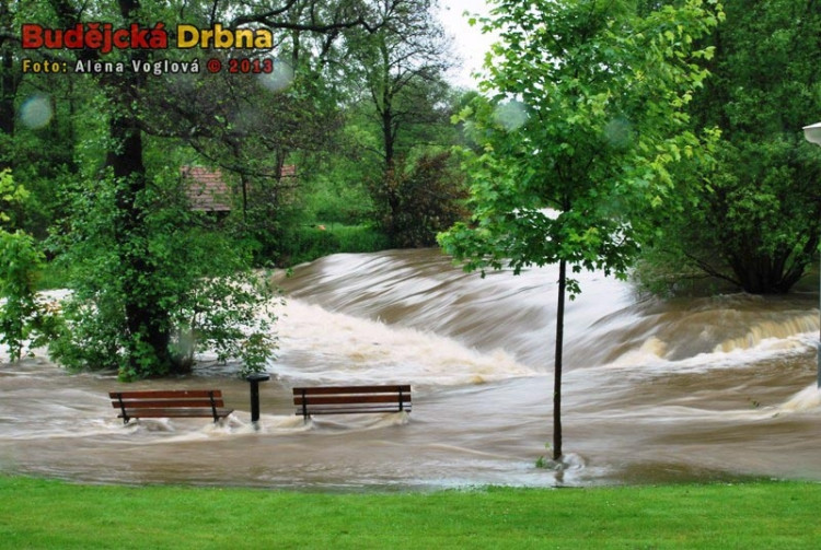 Splav u kaplického parku