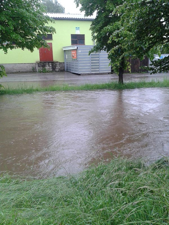 Svinenský potok v Trhových Svinech. Foto Pavel Maslančík