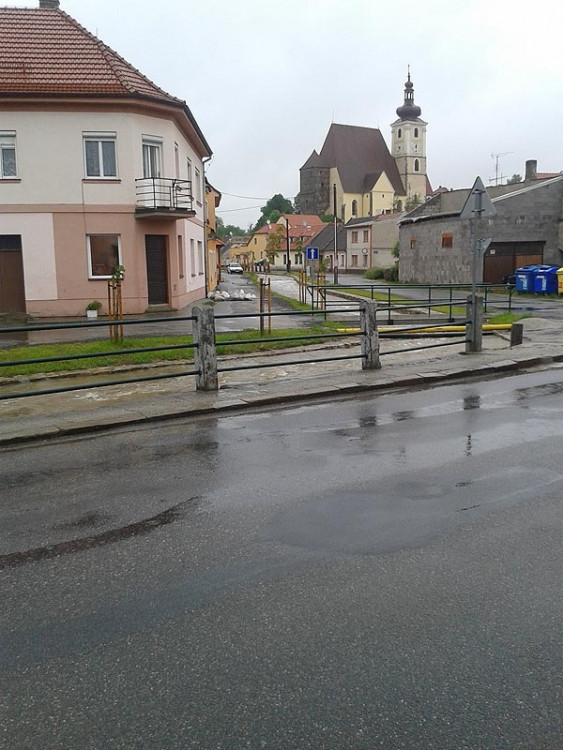 Svinenský potok v Trhových Svinech. Foto Pavel Maslančík