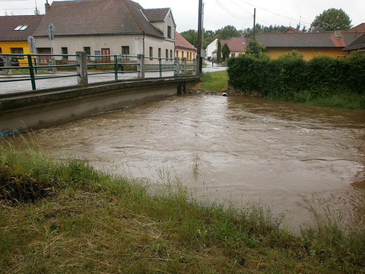 Trhové Sviny, potok k tenisovým kurtům. Foto Lenka Vandělíková