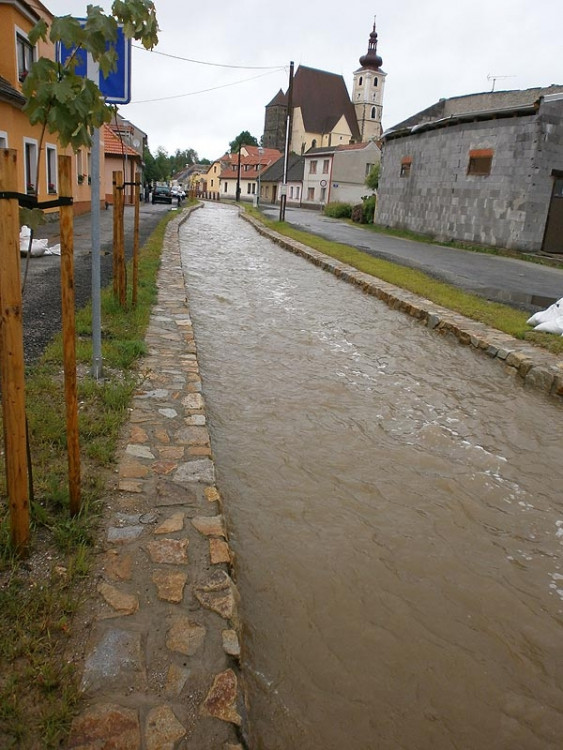 Trhové Sviny, potok u hlavní silnice na Budějce. Foto Lenka Vandělíková