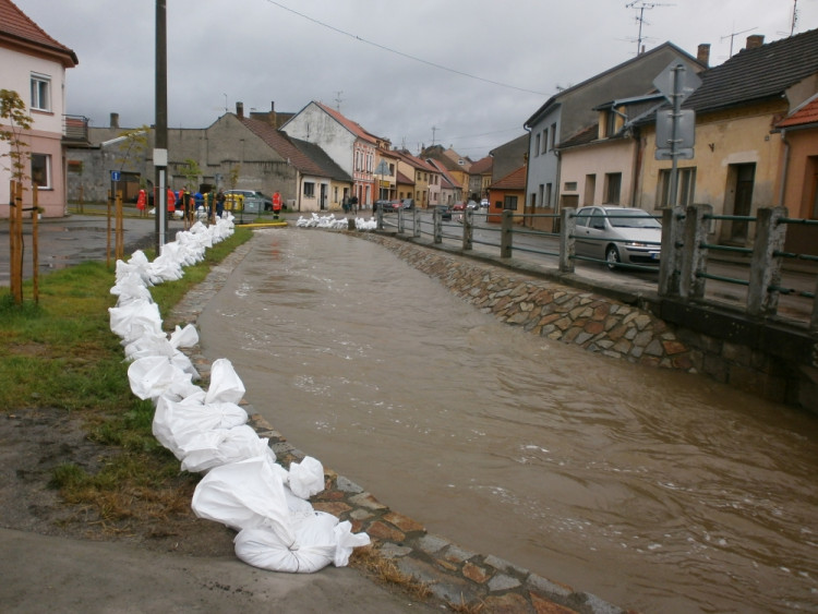 Trhové Sviny, potok u hlavní silnice na Budějce. Foto Lenka Vandělíková