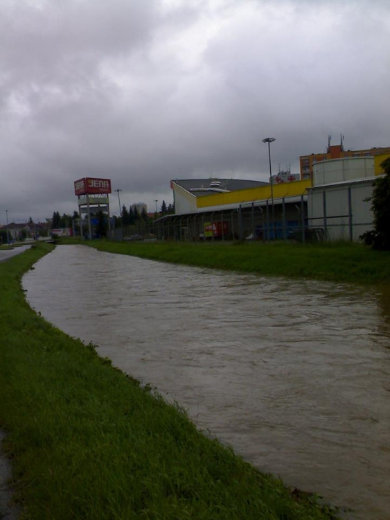 Dobrovodský potok se změnil v malou říčku. Foto Carlos Cbcarlos