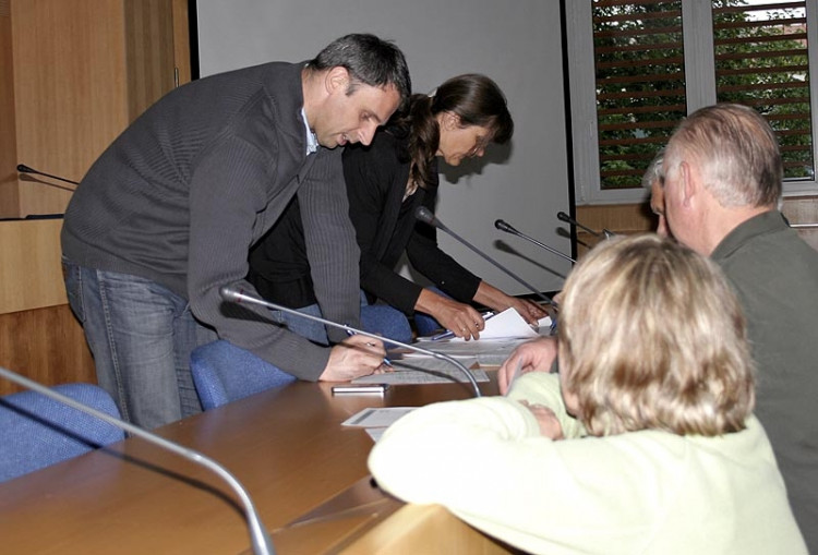 Hejtman podepisuje vyhlášení stavu nebezpečí