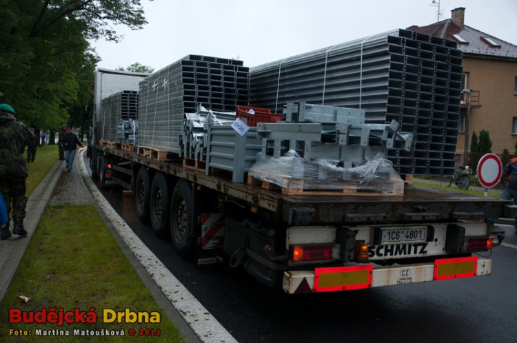 Stavba protipovodňové stěny na Jiráskově nábřeží