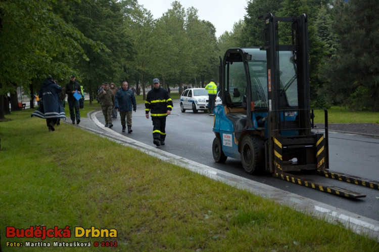 Stavba protipovodňové stěny na Jiráskově nábřeží