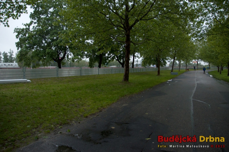 Stavba protipovodňové stěny na Jiráskově nábřeží