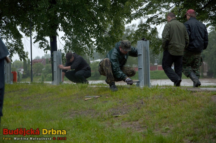 Stavba protipovodňové stěny na Jiráskově nábřeží