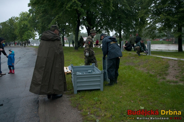 Stavba protipovodňové stěny na Jiráskově nábřeží