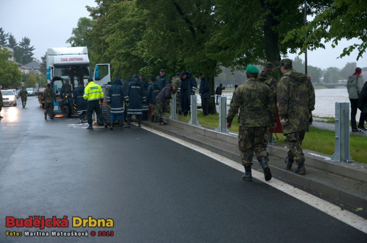 Stavba protipovodňové stěny na Jiráskově nábřeží