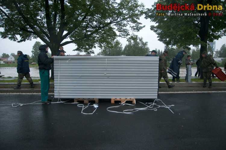 Stavba protipovodňové stěny na Jiráskově nábřeží