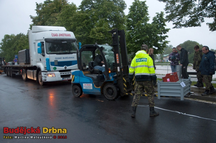 Stavba protipovodňové stěny na Jiráskově nábřeží