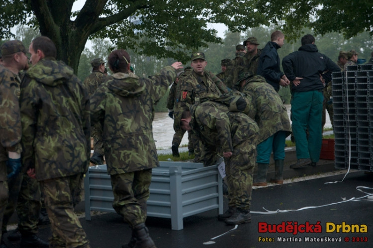 Stavba protipovodňové stěny na Jiráskově nábřeží