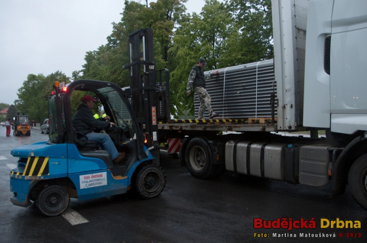 Stavba protipovodňové stěny na Jiráskově nábřeží