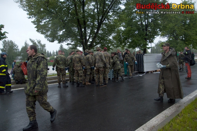 Stavba protipovodňové stěny na Jiráskově nábřeží