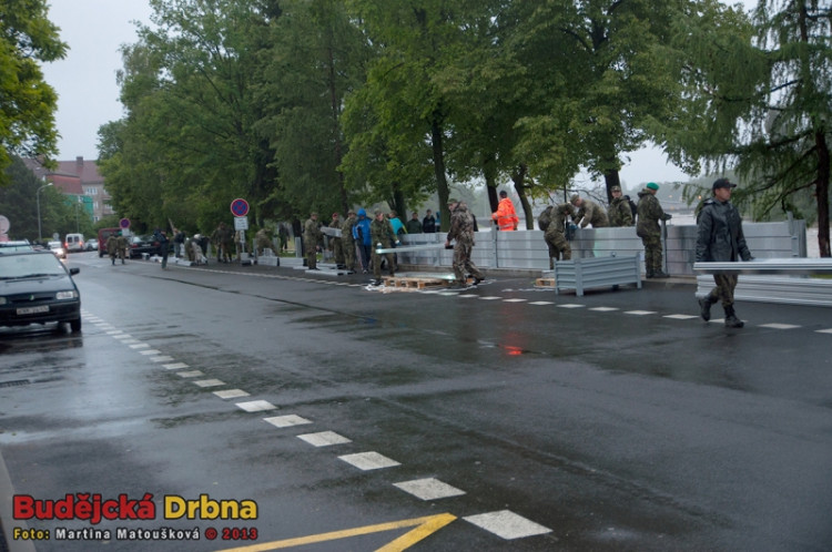 Stavba protipovodňové stěny na Jiráskově nábřeží