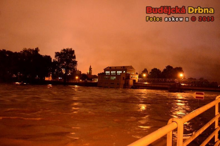 Jiráskův jez po půlnoci