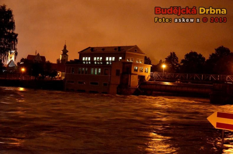 Jiráskův jez po půlnoci