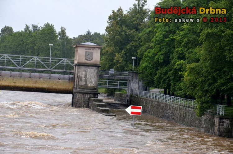 Jiráskův jez v pondělí ráno