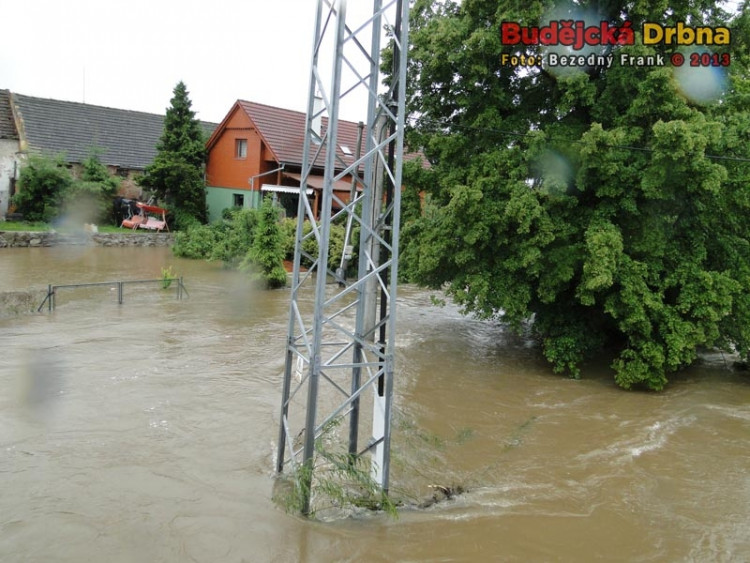 Zaplavené domy u řeky Malše