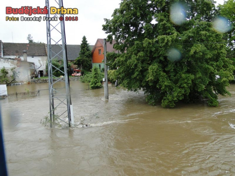 Zaplavené roudenské domy na řece Malši