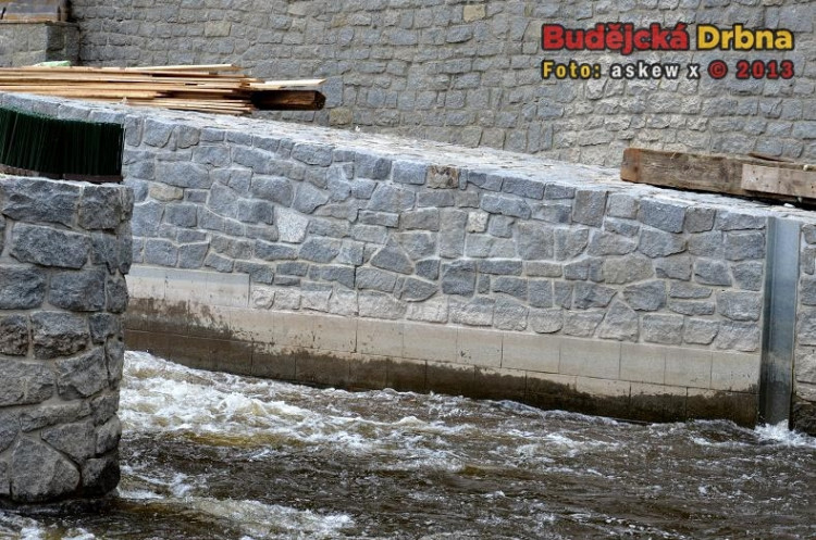Detail propusti - hladké zdivo v dolní části pro rychlejší průtok vody