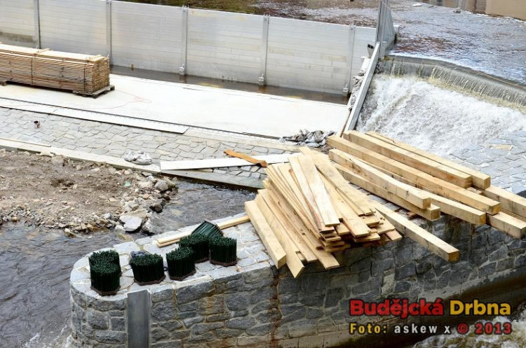 Jez bude opláštěn dubovým dřevem