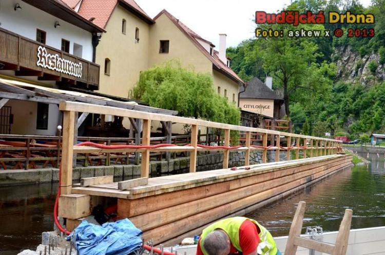 Obslužná lávka z dubového dřeva