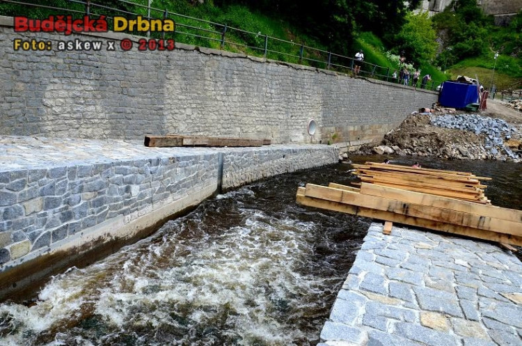 Rekonstrukce jezu - délka sektorového uzávěru 30 metrů, výška 1,8 metru