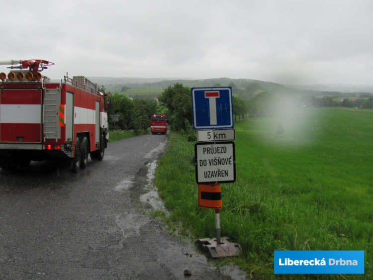 Hasiči nedaleko Višňové