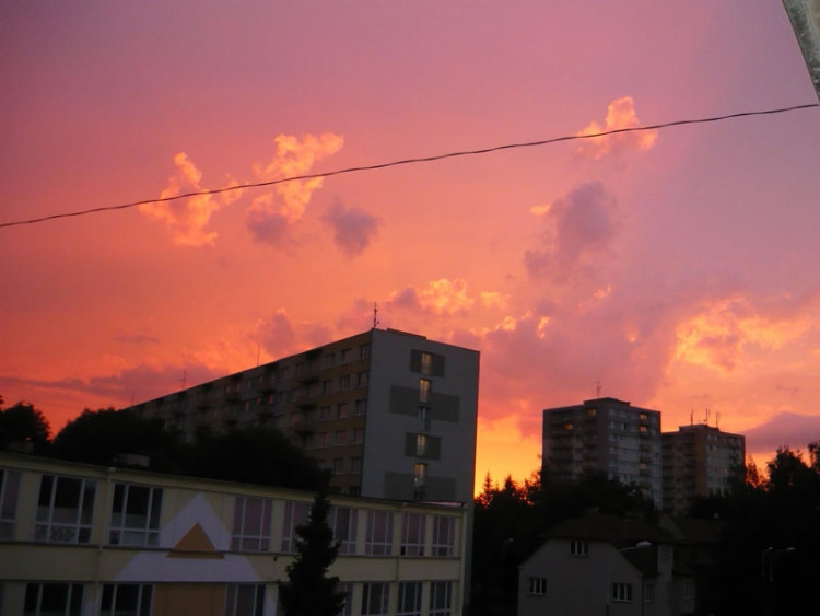 Těsně před začátkem bouřky obloha na pět minut zčervenala, pak zčernala a začala bouřka. Foto Barbora Šimánková