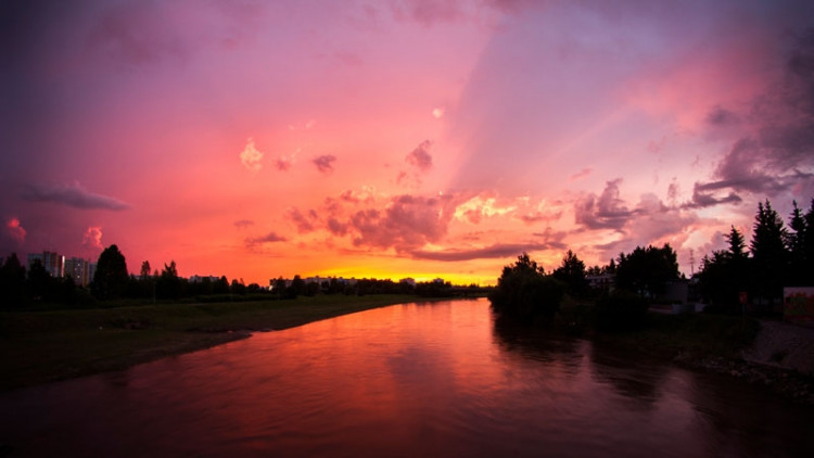 Západ slunce z Pražského sídliště. Foto Libor Fousek
