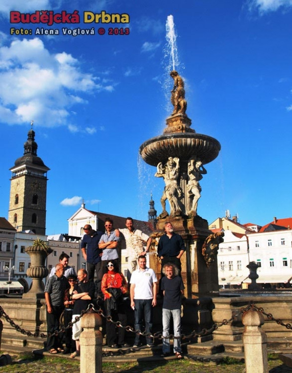 Autoři soch zapózovali u kašny