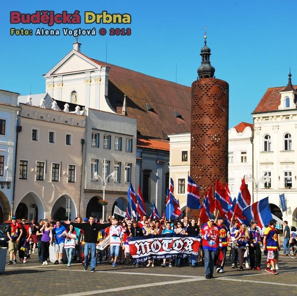 Nadšení fandové vletěli na náměstí v doprovodu policie